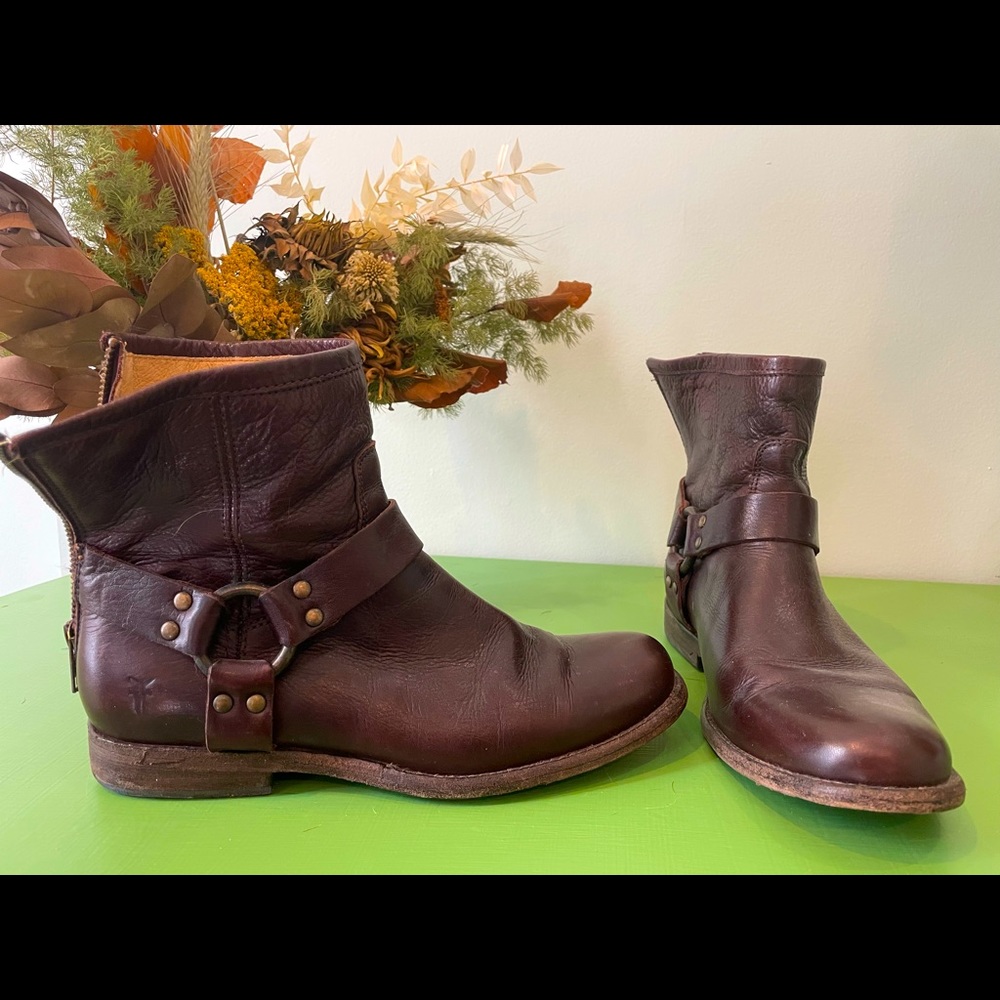 Frye brand, leather ankle boots with buckle detail.